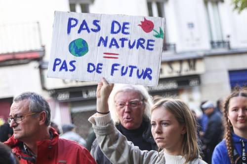 Dai topi alla guerra al Tour: così l'ambientalismo estremista dilaga in Francia
