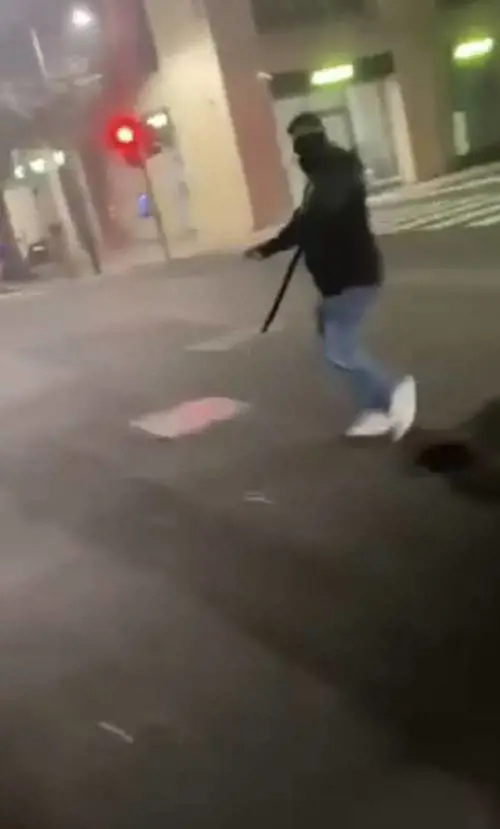 La violenza dopo la vittoria: raid coi manganelli contro i tifosi marocchini
