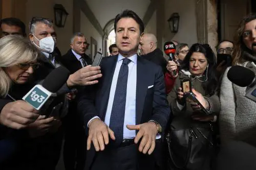 Addio al reddito anche se l'offerta non è "congrua". Ira di Conte: follia. Scoperte altre truffe