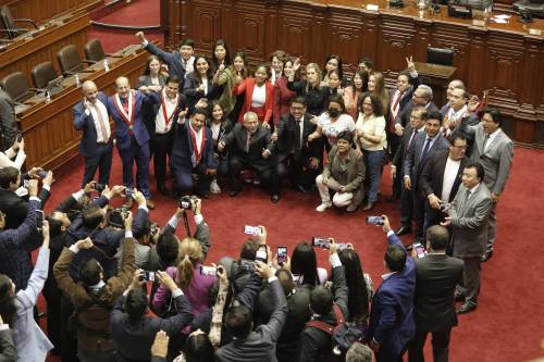 Castillo scioglie il Parlamento. Golpe rosso fallito: arrestato