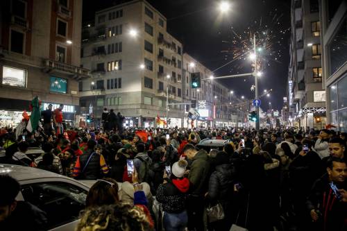 Esultanze e feste mondiali dei tifosi marocchini. Danni in centro a Milano, assalto nazi a Verona