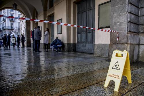 Scala, la vernice all'ingresso spegne tutte le proteste