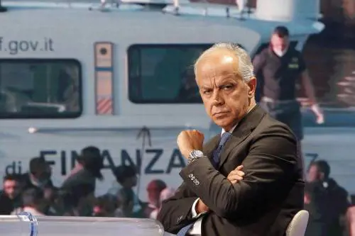 Piantedosi: "Equa distribuzione, Sicilia e Calabria non siano campi profughi dell'Ue"