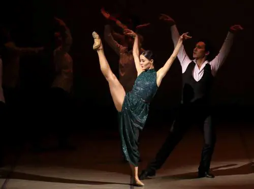 "Stop a uomo e donna". Il politicamente corretto dilaga a passo di danza