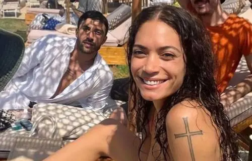 Elodie con la scorta rifiuta i selfie. L'accusa dei fan: "È cambiata"