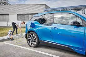 Arriva il marciapiede che ricarica le auto elettriche