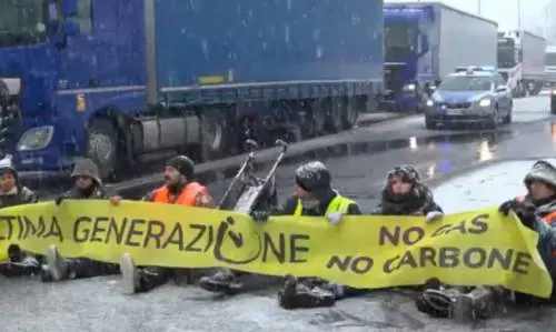 "Veicoli nel tunnel, non è sicuro". Il blitz ambientalista blocca il Monte Bianco