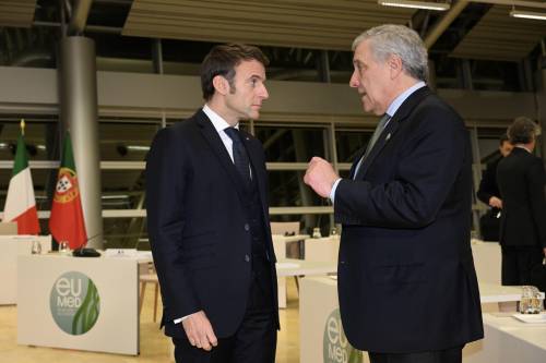 Tajani avverte: "Sui migranti solidali, ma rispettare le regole"