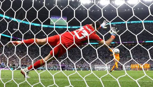 Martinez para il rigore di Van Dijk in Olanda-Argentina