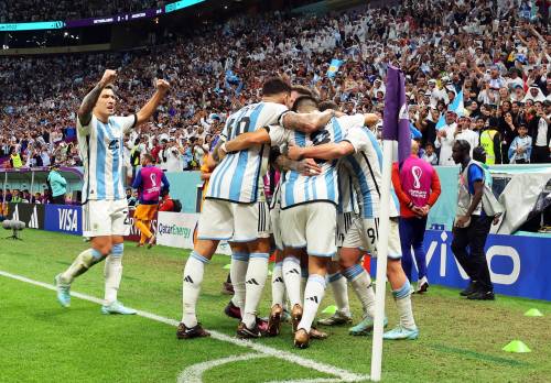 Messi la fa, l’Olanda la smonta: Lautaro porta in semifinale l’Argentina