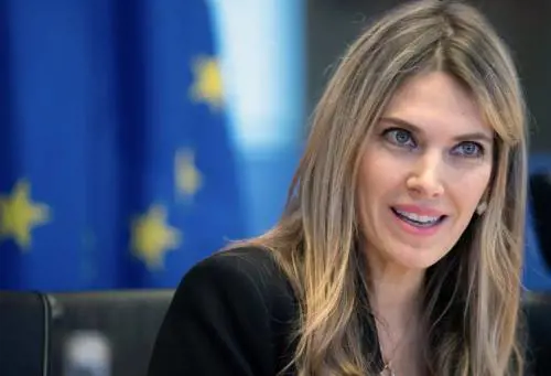"Borse piene di banconote". L'eurodeputata Kaili arrestata in flagranza