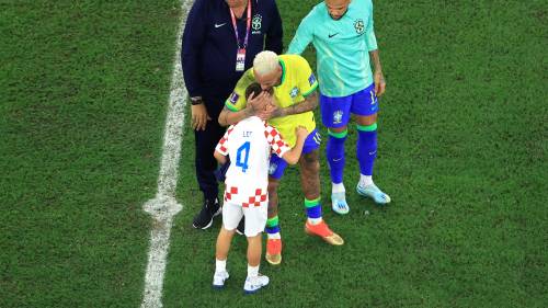 Il piccolo Leo Perisic abbraccia Neymar 