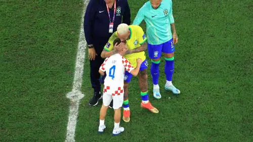 Il piccolo Leo Perisic abbraccia Neymar 