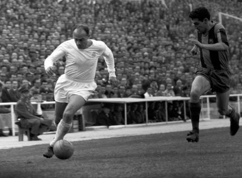 1962: Alfredo Di Stefano in azione con la classica divisa bianca del Real Madrid
