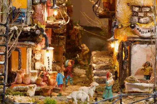 Vandali e luminarie anti-clericali. La natività cristiana è sotto attacco
