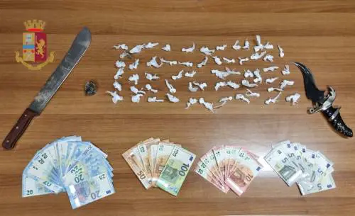 Il machete contro i poliziotti: la tentata fuga dei due pusher marocchini