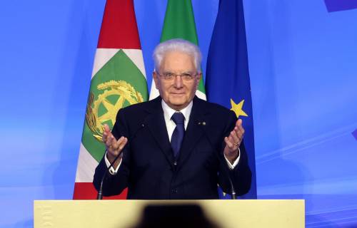 Mattarella positivo al Covid, rimandati alcuni impegni: "Sta bene"