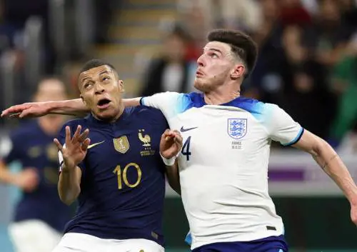 Kylian Mbappè duella con Declan Rice 