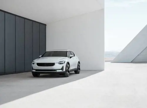 Polestar arriva in Italia, consegna in quattro settimane per l’elettrico che sfida Tesla