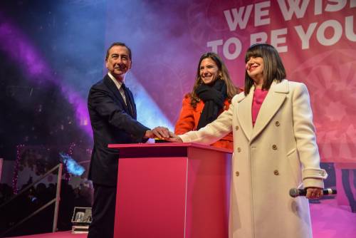 L'accensione dell'albero rosa dell'Estetista cinica a Milano