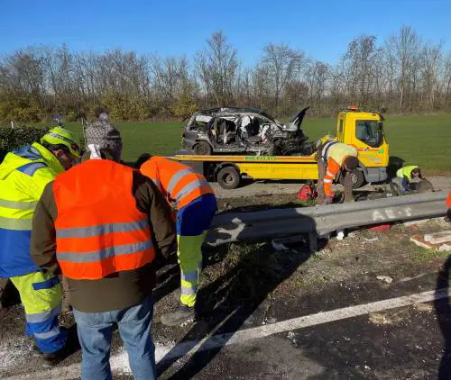 In fuga dai carabinieri, sbandano: morti 3 ragazzi, pure una 15enne 