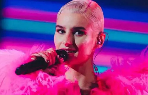 "Con le tette al vento...". Beatrice Quinta, il due di picche a Rkomi e X Factor