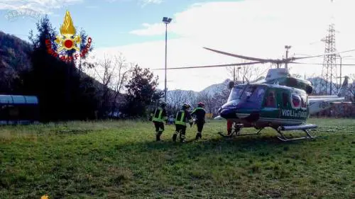 Fa retromarcia e investe la figlia. Grave la bimba di 3 anni