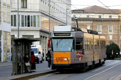 Il vetro rotto, poi l'aggressione all'autista. Paura sul filobus a Milano