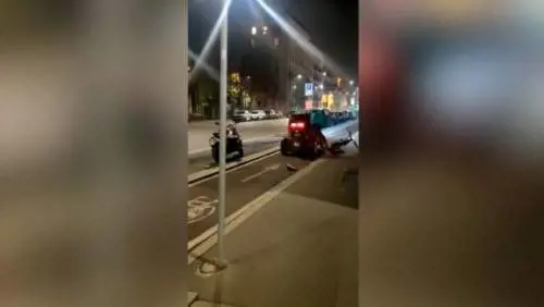 Rider investito da una minicar sulla ciclabile