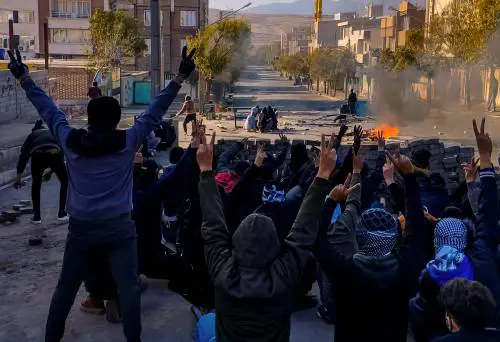 Iran: i manifestanti attaccano il laboratorio di ricerca sui droni