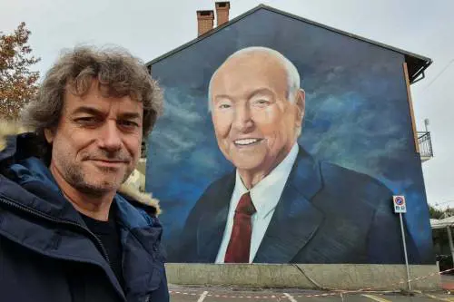"Immenso": Alberto Angela a Nichelino per ammirare il murales dedicato al padre Piero 