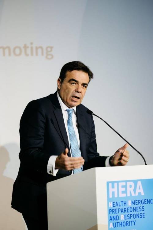 Ammoniva l'Italia ma elogiava il Qatar. Il caso che imbarazza la Commissione Ue