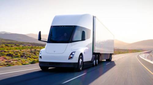 Tesla Semi è realtà: ecco il camion elettrico da 800 km di autonomia