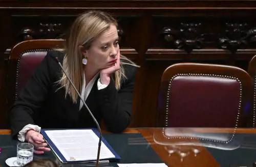 "Solidarietà? Non ai cinici schiavisti". Dai migranti all'energia, il piano Meloni