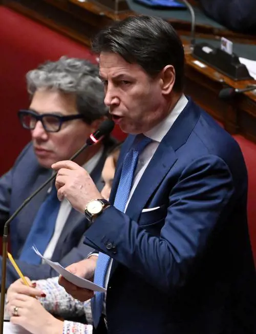 "La pacchia è finita". Conte attacca la Meloni "senza labiale"