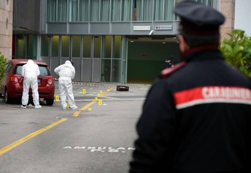 La lite nel parcheggio e i colpi di machete: medico in fin di vita a Milano