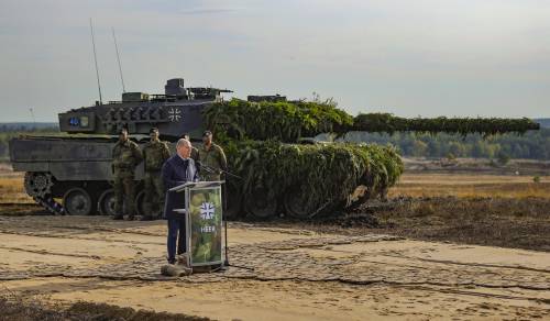 Tante promesse e pochi fondi: il "disastro militare" di Scholz