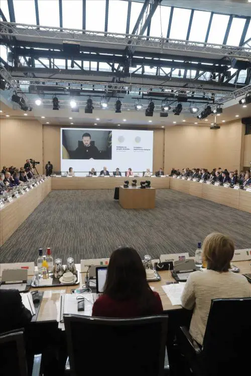 Parigi vale un miliardo. "Così l'Ucraina può resistere". E Putin tenta l'asse con Xi