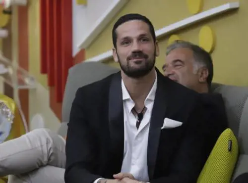 "Fogli fuori, ma Luca...". La rivolta social per la bestemmia al Gf Vip