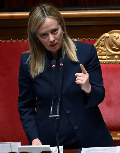 "Non parlo male dell'Italia all'estero". Meloni smaschera i dem