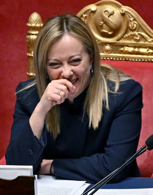 "Diamo il reddito ai russi per ritirarsi?". La Meloni demolisce Conte