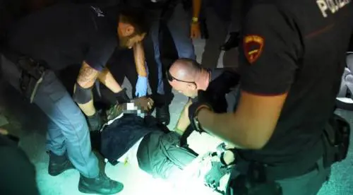 Una fase dell'arresto dell'uomo