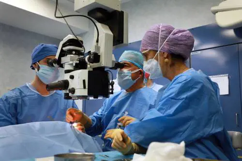 Recupera la vista con una "lente a contatto": primo intervento in Italia