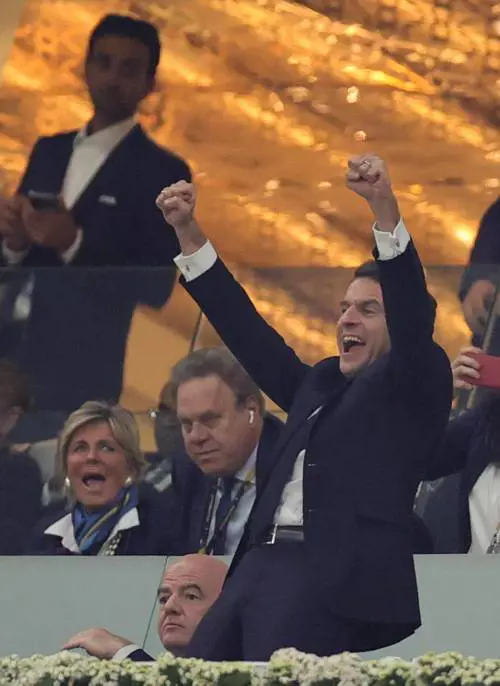 "Applaude anche Sarkozy!". La gaffe dei cronisti Rai: sui social si scatenano