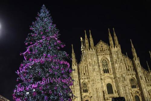 "Ci troviamo con le palle rosa...". Salvini critica l'albero di Natale di Milano 