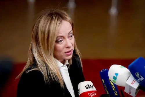 Meloni al debutto in un Consiglio Ue. Scontro su migranti ma sì al price cap