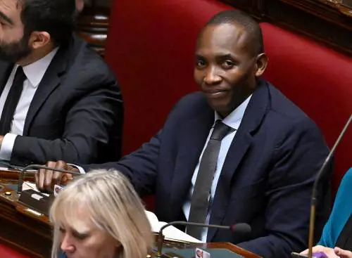 Soumahoro tra pianti e silenzi. Ma le donazioni sono ancora attive