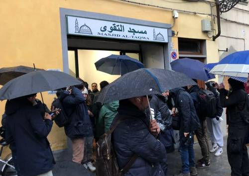 "Non andiamo via". Gli islamici bloccano lo sfratto della moschea 
