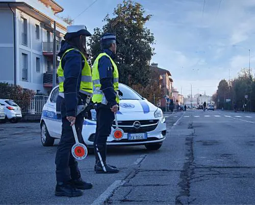 Una volante della polizia locale di Modena
