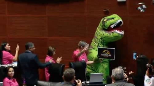 Un dinosauro entra nel parlamento messicano: ecco cosa è successo